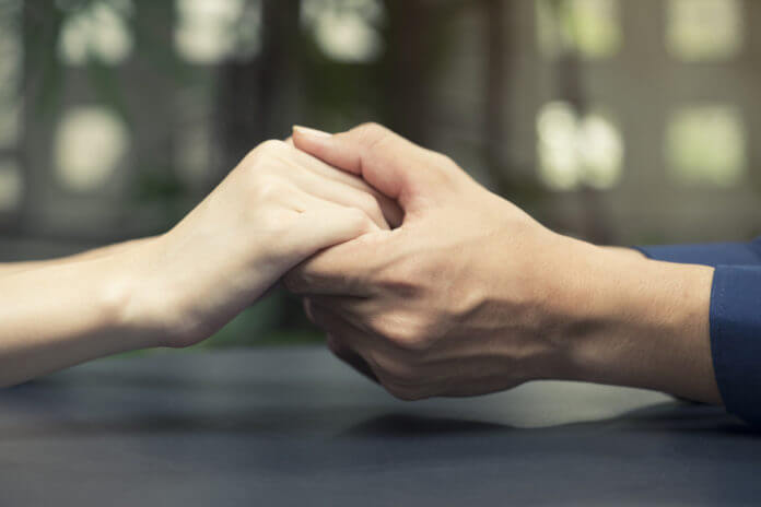 男性が付き合う前に手を繋ぐのはなぜ 何か特別な意味があるの 恋学 Koi Gaku