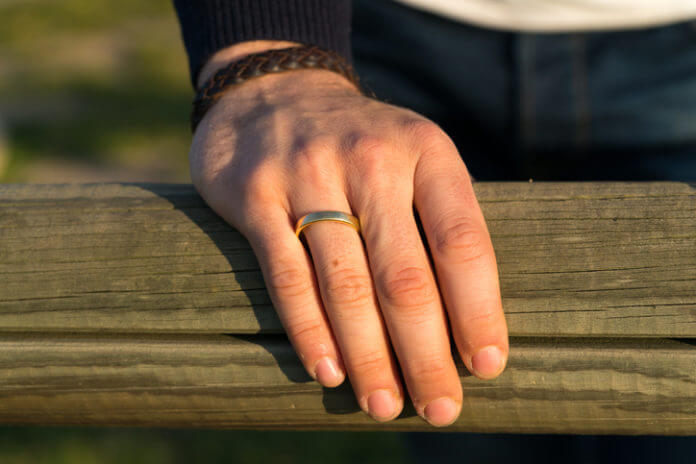 左右の手やつける指で変わる指輪の意味とは？