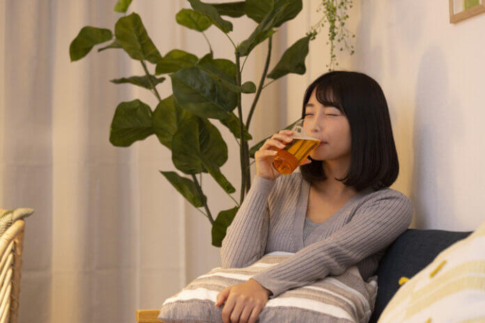 一人で家飲みを楽しみたい おすすめ映画と人気のお酒3選 恋学 Koi Gaku
