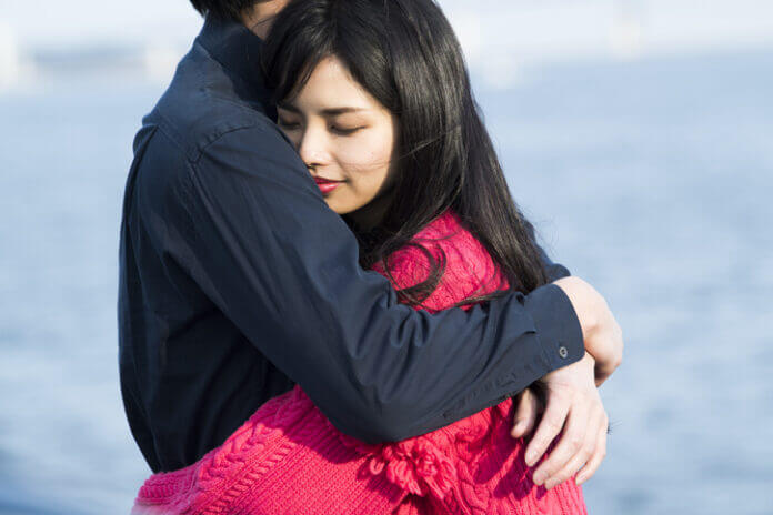 男性が抱きしめる心理13選 抱きしめるやり方や抱きしめたい場面5つを紹介 恋学 Koi Gaku